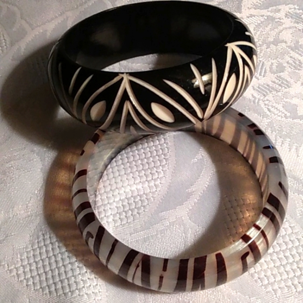 Set of 2 Tribal style bangle bracelets)